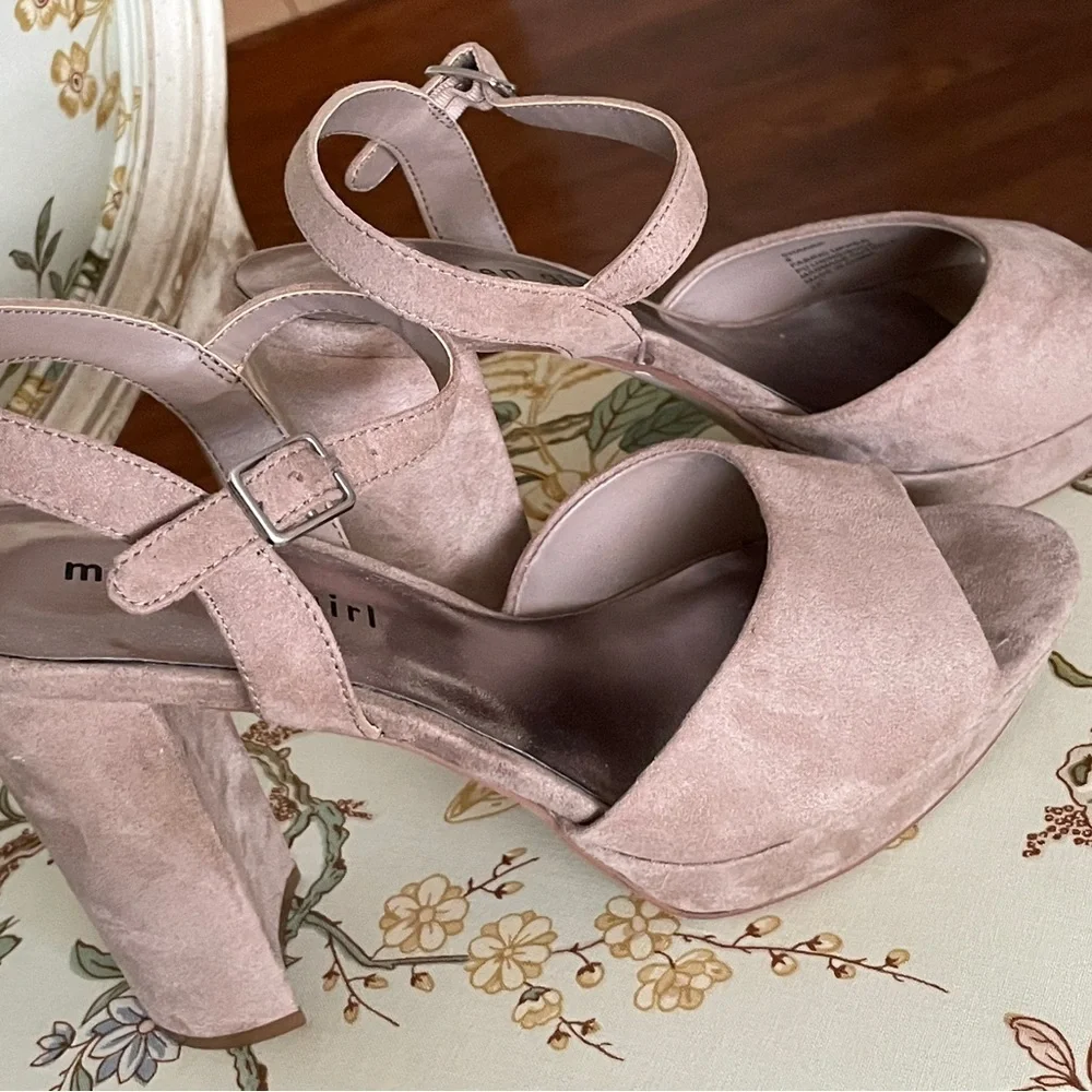 ** BUNDLE SALE 3/$16 ** Madden Girl Tan Platform Heels, Size 8